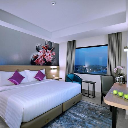 Quest Prime Cikarang By Aston Hotel Bekasi Exterior foto